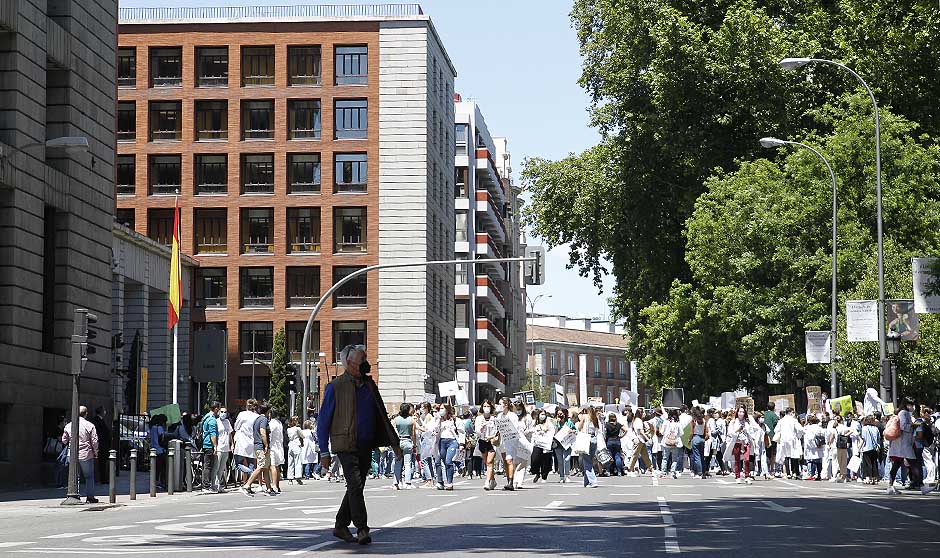 "Soy MIR; quiero elegir": los médicos claman contra la petición de plazas