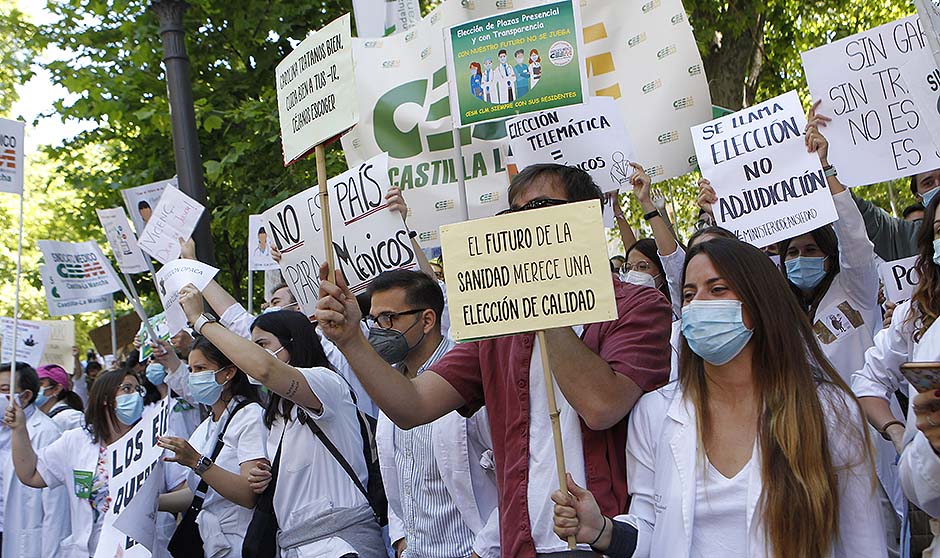 "Soy MIR; quiero elegir": los médicos claman contra la petición de plazas