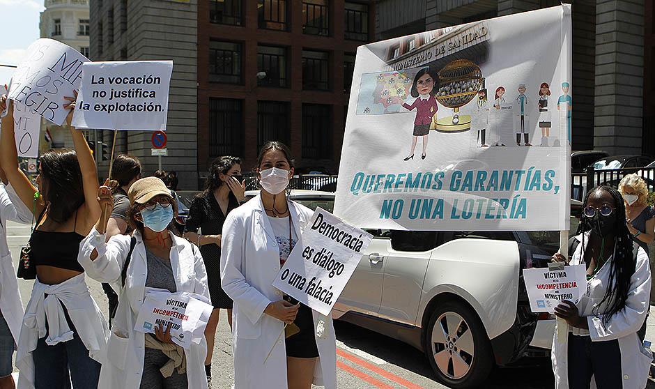 Los MIR marchan contra Sanidad: "Podemos perder una generación de médicos"