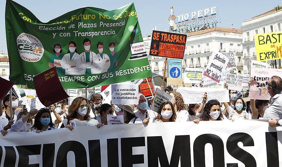 Los MIR marchan contra Sanidad: "Podemos perder una generación de médicos"