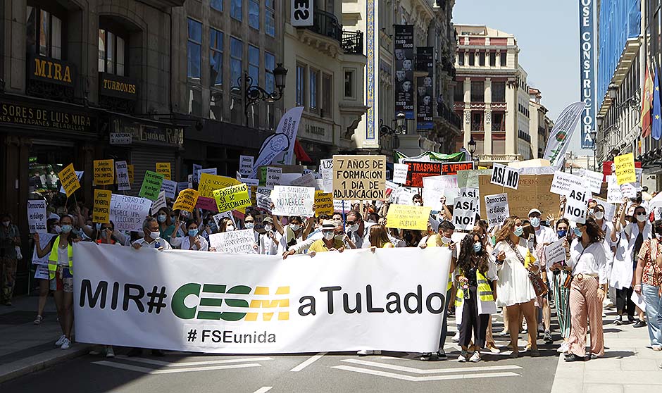 Los MIR marchan contra Sanidad: "Podemos perder una generación de médicos"