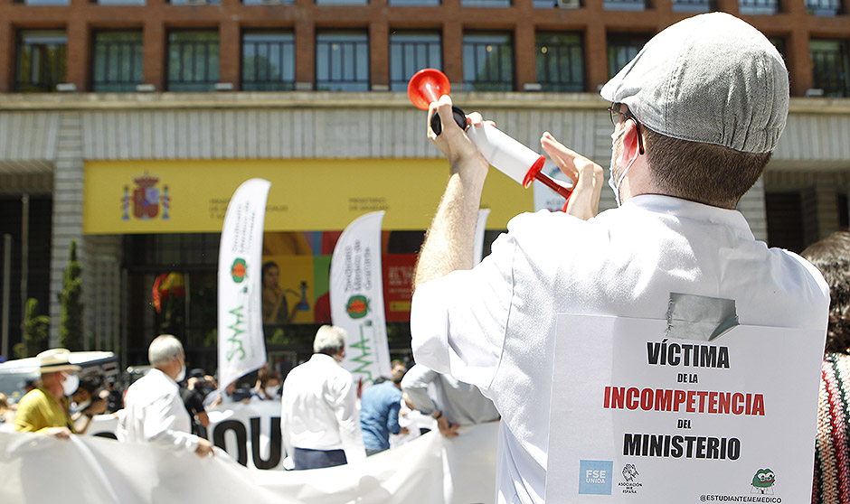 Los MIR marchan contra Sanidad: "Podemos perder una generación de médicos"