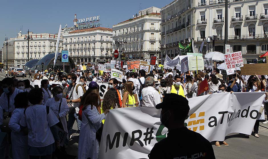 Los MIR marchan contra Sanidad: "Podemos perder una generación de médicos"