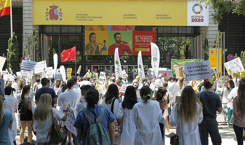 Los MIR marchan contra Sanidad: "Podemos perder una generación de médicos"