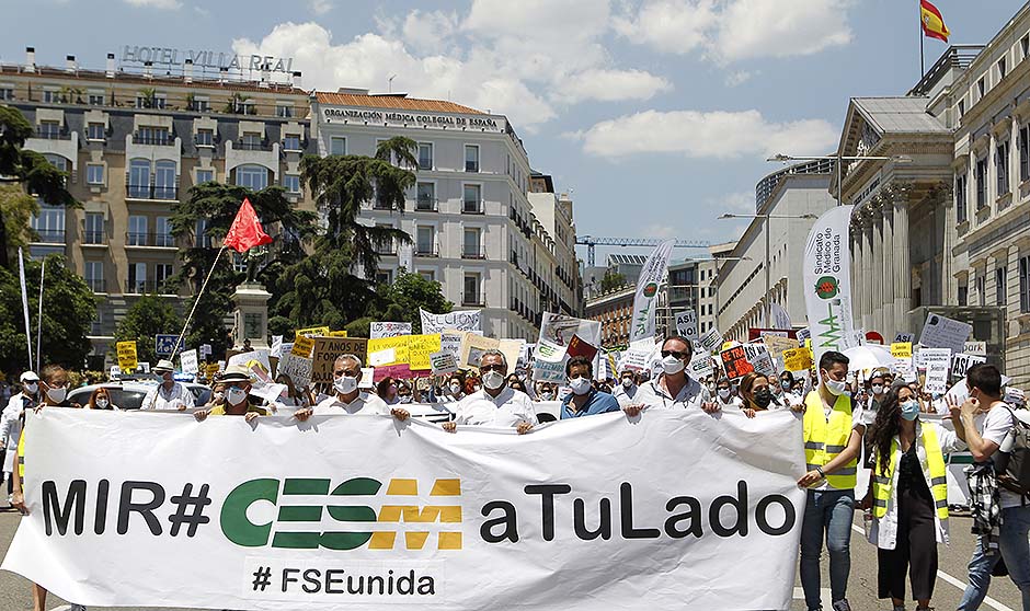 Los MIR marchan contra Sanidad: "Podemos perder una generación de médicos"