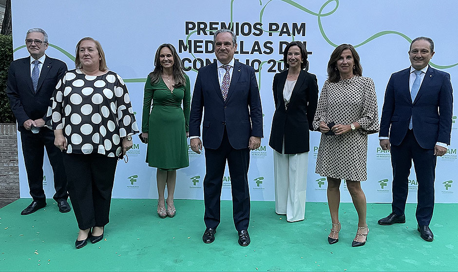 Darias: "Los farmacéuticos han sido ejemplo de dedicación frente al Covid"