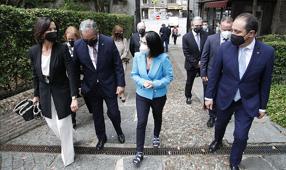 Darias: "Los farmacéuticos han sido ejemplo de dedicación frente al Covid"