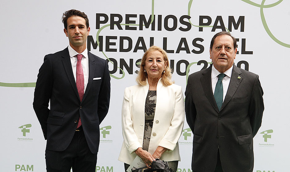 Darias: "Los farmacéuticos han sido ejemplo de dedicación frente al Covid"