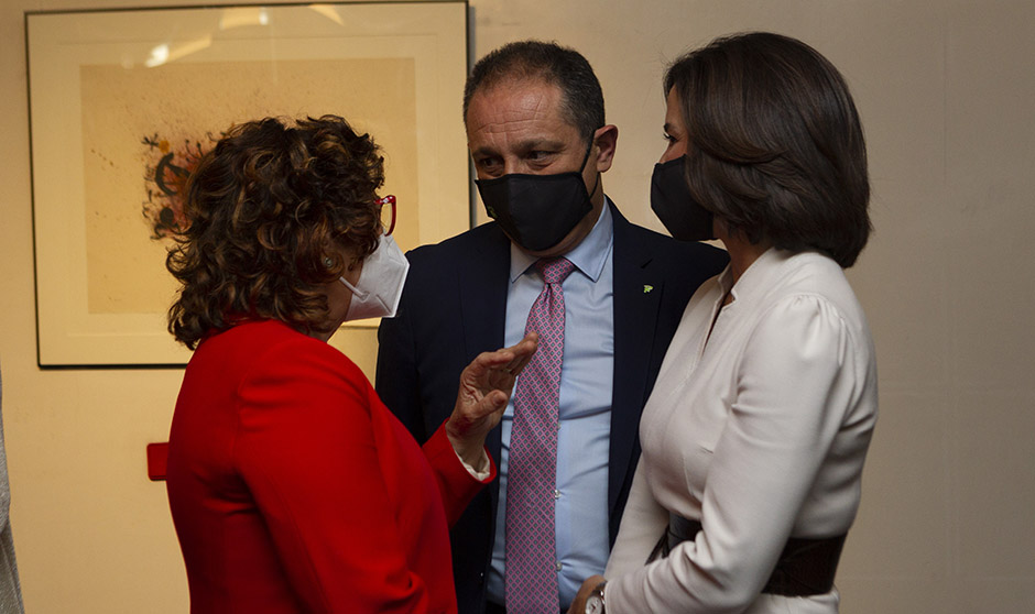 Farmacia entrega a Batet 10 medidas para reforzar el SNS: "Hay que actuar"