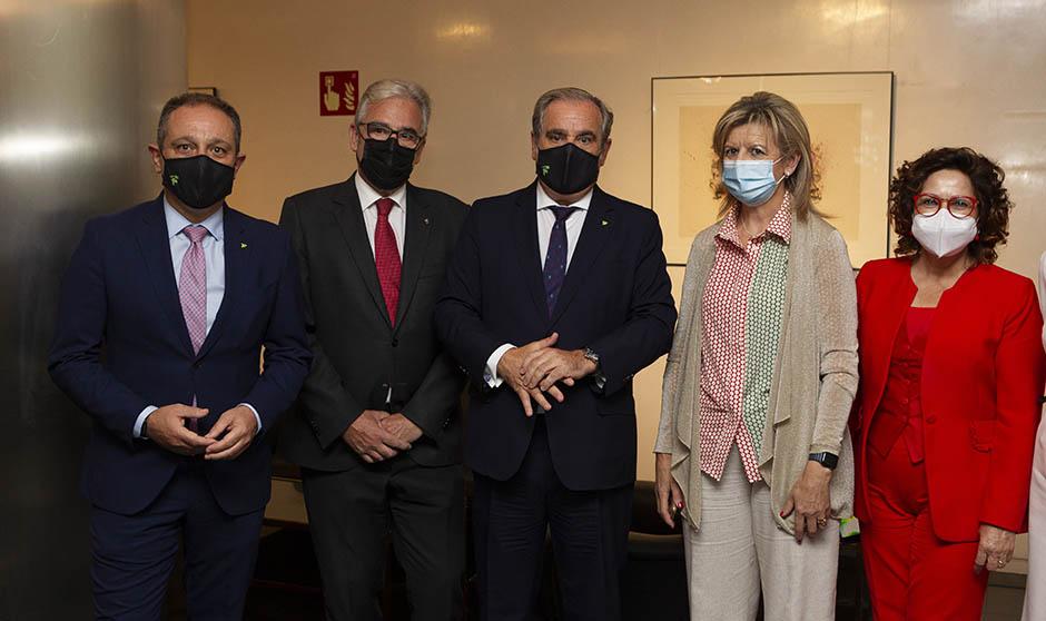 Farmacia entrega a Batet 10 medidas para reforzar el SNS: "Hay que actuar"