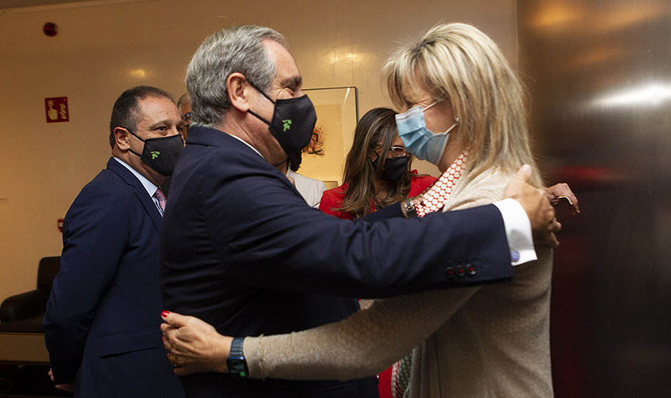 Farmacia entrega a Batet 10 medidas para reforzar el SNS: "Hay que actuar"