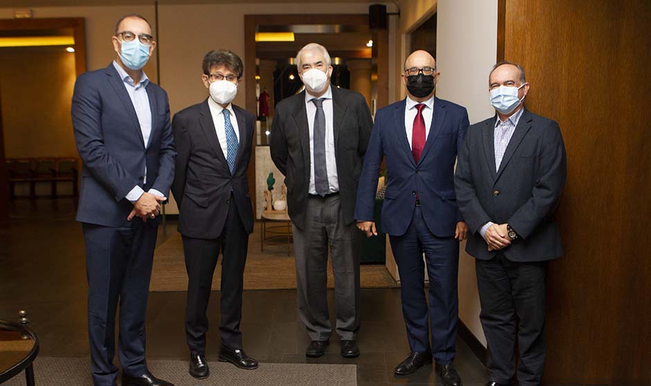 'Fast-track' farmacéutico e inversión, claves postcovid para la industria 