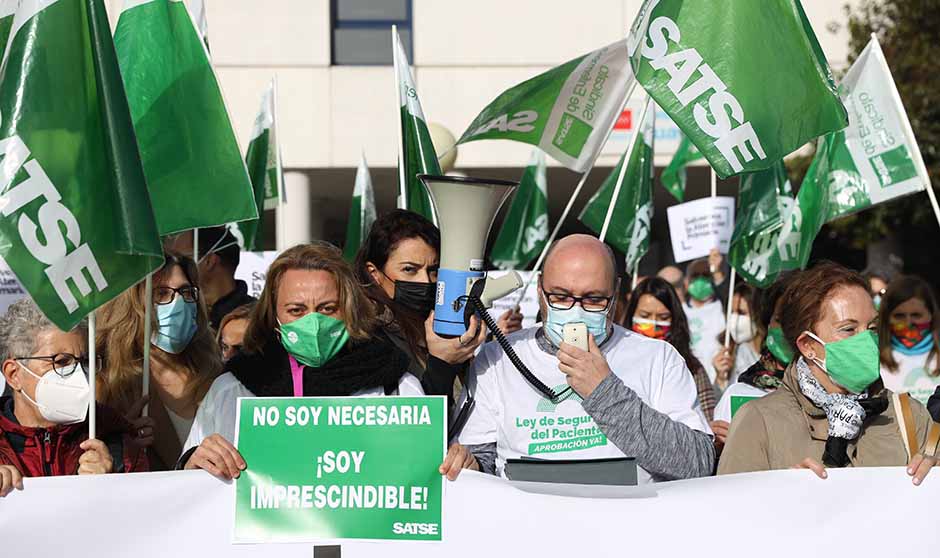 Enfermeros de toda España salen a la calle: "¡Abusan de nuestra vocación!"