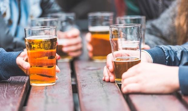 Abusar del alcohol en la adolescencia provoca daños hepáticos en la madurez