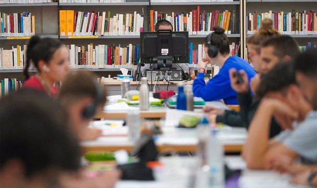 Acceder a Enfermería, senda de espinas en Andalucía y de rosas en Baleares