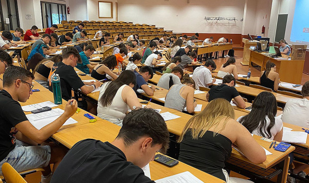 Estudiantes hacen examen de selectividad, en la que la Medicina siempre ha sido de los grados más exigentes