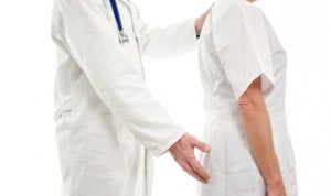 Acoso sexual a los médicos: de abrazos largos a pellizcos o fotos desnudos