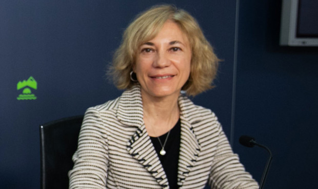 Una directora general de la Administración mirando a cámara.