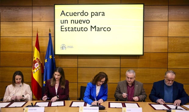 La ministra de Sanidad, Mónica García, y los responsables sindicales firman el acuerdo definitivo del Estatuto Marco. 
