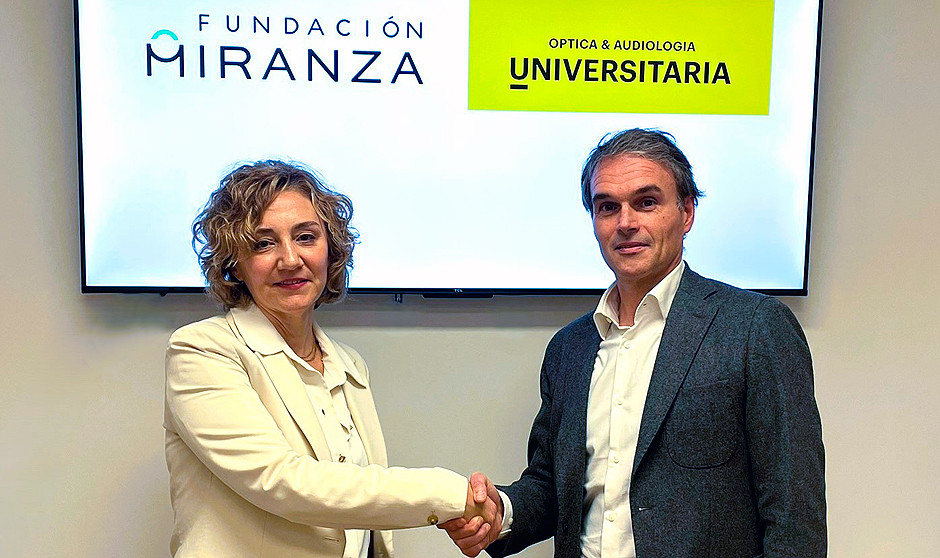  La directora de Fundación Miranza, Ana Sequí; y Aitor Leunda, director general de Óptica y Audiología Universitaria; acuerdan facilitar gafas graduadas a personas con pocos recursos.