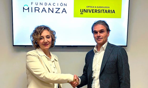  La directora de Fundación Miranza, Ana Sequí; y Aitor Leunda, director general de Óptica y Audiología Universitaria; acuerdan facilitar gafas graduadas a personas con pocos recursos.