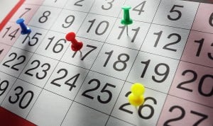 Calendario con chinchetas de colores.