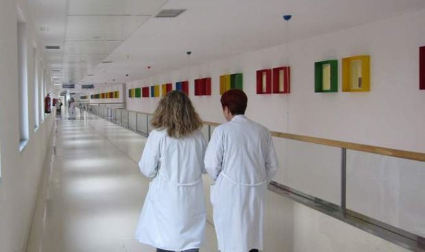 Agrede e 'insulta' a dos médicos llamándoles "veterinarios"