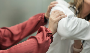 Agredir a médicos, enfermeras... ya no sale tan barato: las nuevas multas