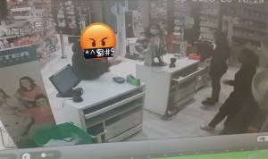 Destroza el ordenador de la farmacia por no atenderle sin llevar mascarilla