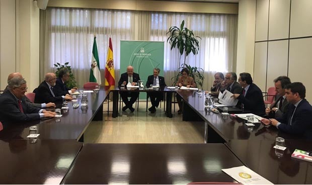 Aguirre se reúne con los médicos andaluces para informarles de sus medidas