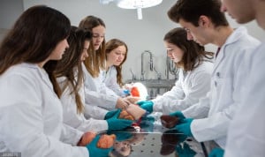 Al estudiante de Medicina le pesa más el tiempo invertido que su vocación