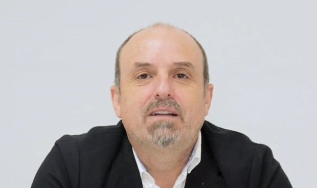 José Aguilera, coordinador del grupo español de Fotobiología (GEF) de la AEDV, explica los posibles peligros de las lámparas de manicura