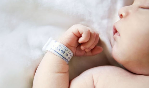 Alerta de la Aemps sobre la luz en la nutrición parenteral de los bebés