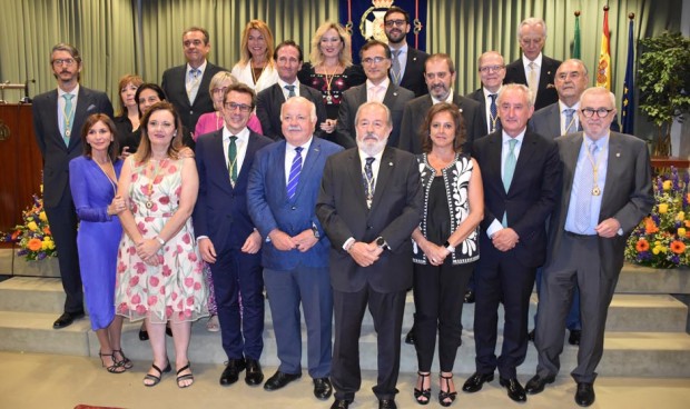 Alfonso Carmona renueva como presidente del Colegio de Médicos de Sevilla.