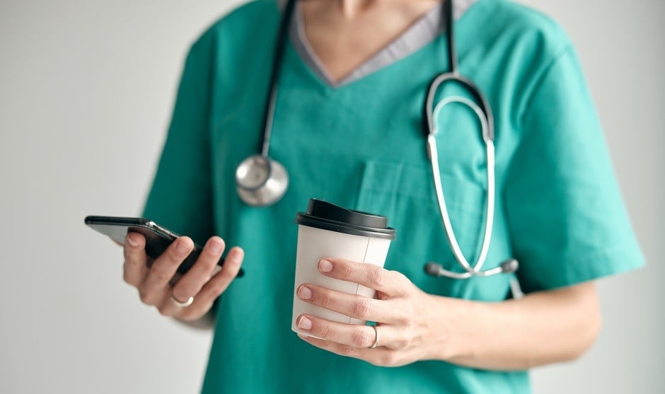 "Algunos pacientes olvidan que los sanitarios podemos parar a por un café"