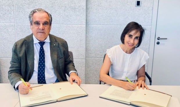 Jesús Aguilar y Yolanda Gilaberte firman un convenio de colaboración para el cuidado de la piel. 