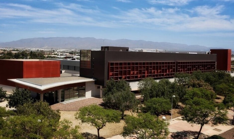 Facultad de Ciencias de la Salud en el campus de la Universidad de Almería.