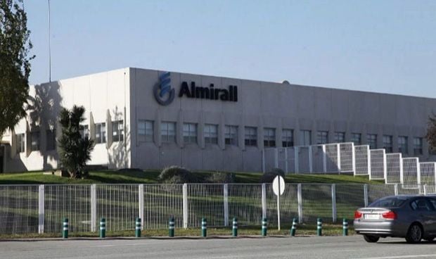 Almirall suspende dos programas de investigación de I+D