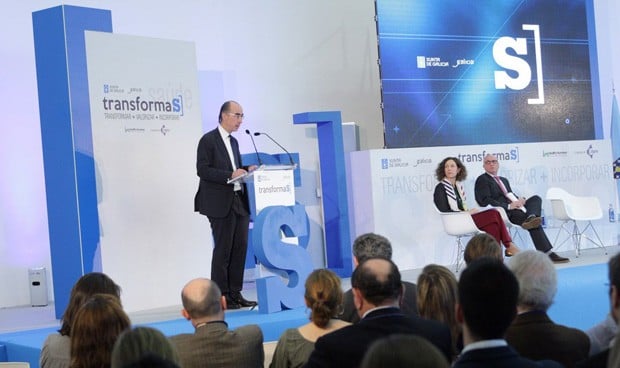 Almuíña destaca el potencial del Sergas como "motor de la economía gallega"