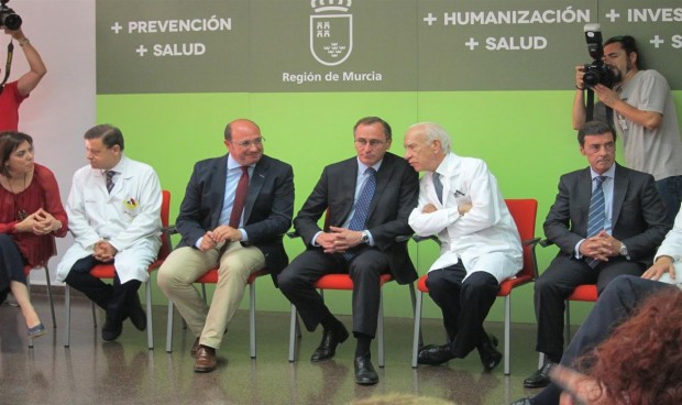 Alonso agradece el trabajo del Arrixaca en el Plan de hepatitis C