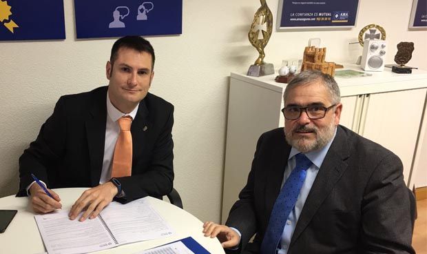 AMA firma una póliza colectiva con los fisioterapeutas de Castilla y León