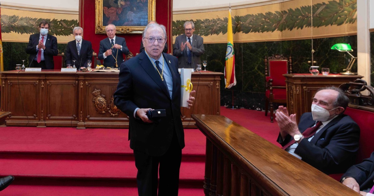 AMA recibe un premio de honor por la Real Academia Nacional de Medicina 