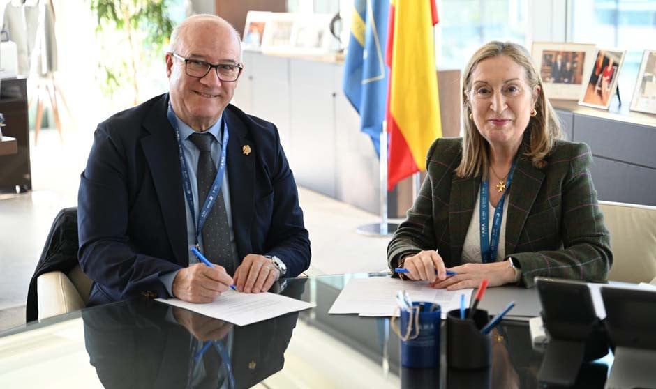 Enrique Ruiz Forner, presidente del Consejo de Enfermería de Castilla y León y del Colegio de Enfermería de Ávila, y la presidenta de A.M.A., Ana Pastor, en la sede central de A.M.A.