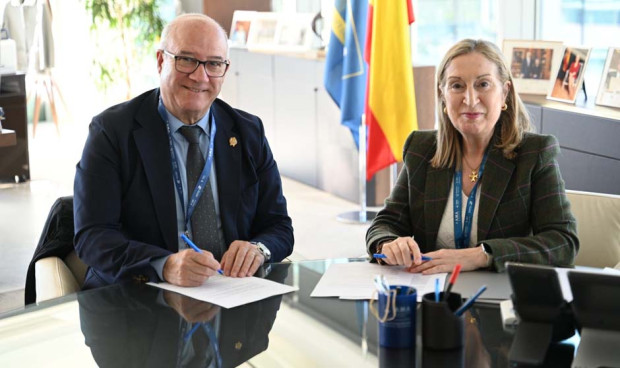 Enrique Ruiz Forner, presidente del Consejo de Enfermería de Castilla y León y del Colegio de Enfermería de Ávila, y la presidenta de A.M.A., Ana Pastor, en la sede central de A.M.A.