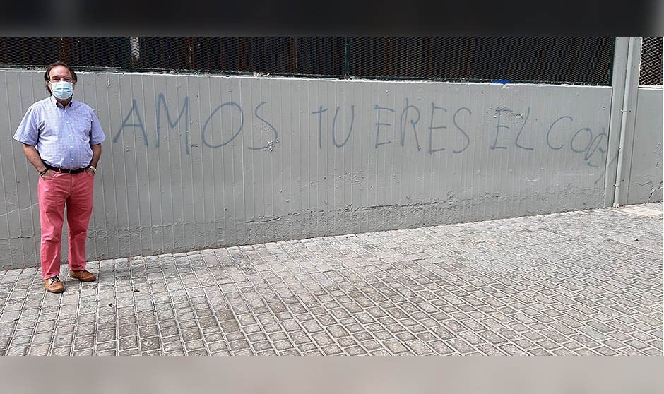 Amós García Rojas, el humor y una pintada antivacunas