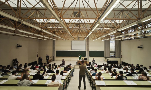 Andalucía cita a 4.646 médicos para los exámenes de la mega OPE de sanidad