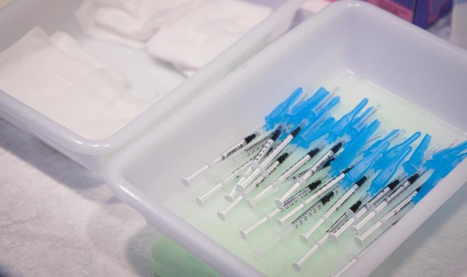 Andalucía comienza a vacunar con tercera dosis a pacientes inmunodeprimidos