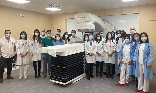 Andalucía instala un equipo de radioterapia donado por Amancio Ortega
