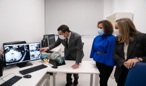 Juanma Moreno, presidente de la Junta de Andalucía presentando el robot 'Gammaknife'