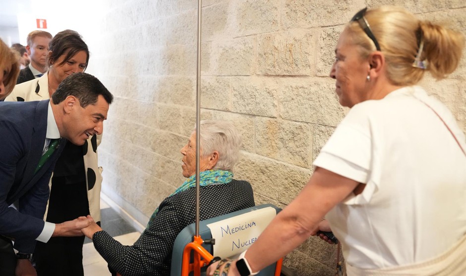  El presidente de la Junta de Andalucía, Juanma Moreno, en la inauguración del nuevo PET-TC del Hospital Juan Ramón Jiménez de Huelva.